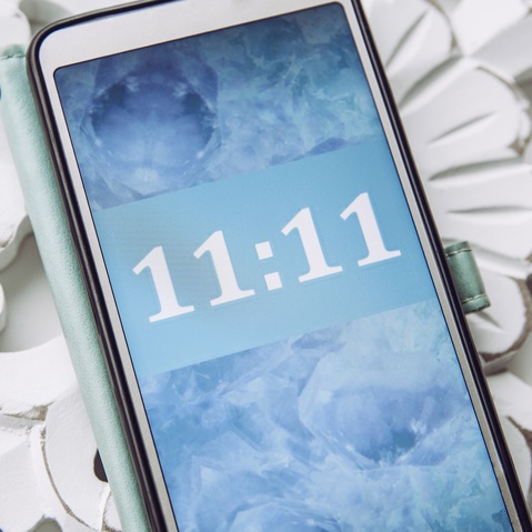 Cell phone with the time 11 11 showing on the screen